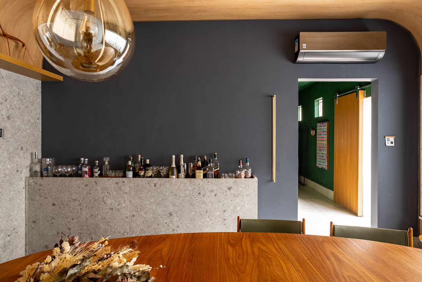 Sala de Jantar Em Volta da Mesa, de Taíza Moiteiro Arquitetura, para CASACOR Ribeirão Preto