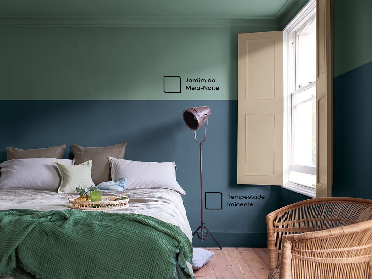 Quarto de casal renovado com as cores Jardim da Meia-Noite e Tempestade Iminente da Tintas Coral. A composição do verde com o azul, ficou incrível nessa meia parede.