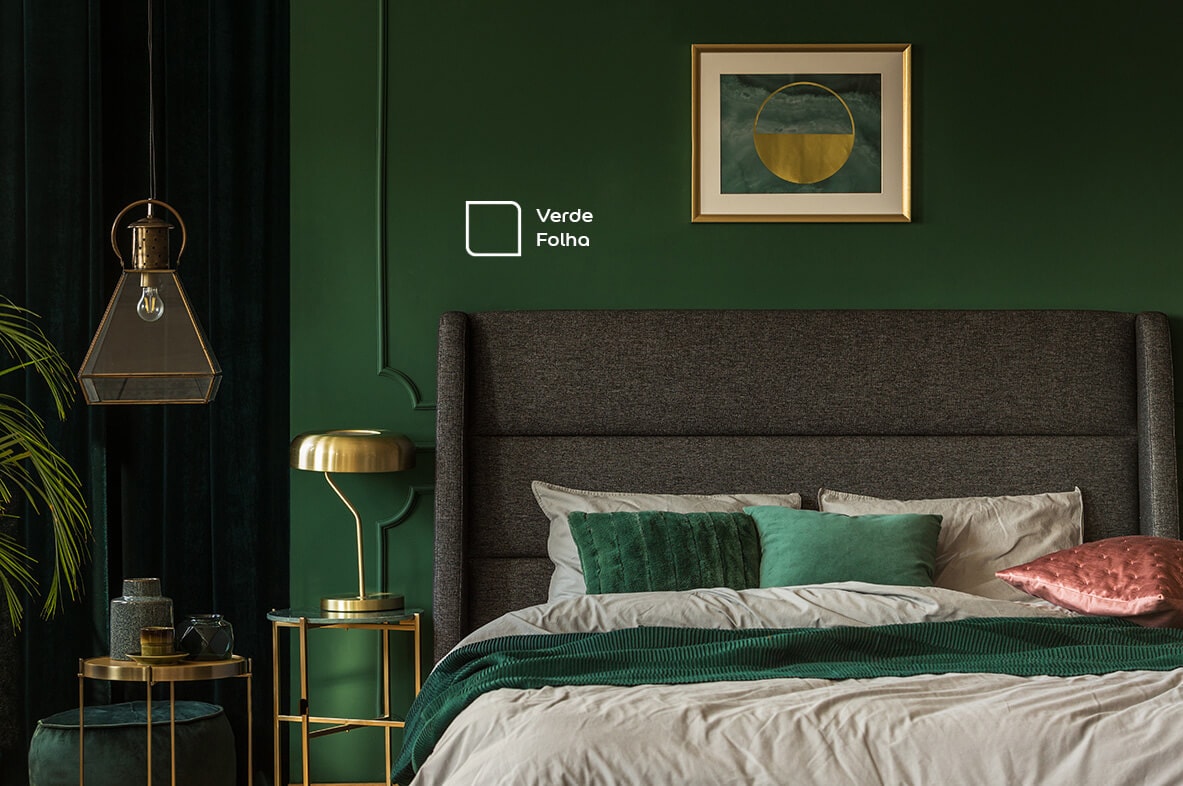 Quarto de casal renovado com a cor Verde Folha da Tintas Coral. O verde intenso super combinou com os móveis e a cômoda cinza da cama.