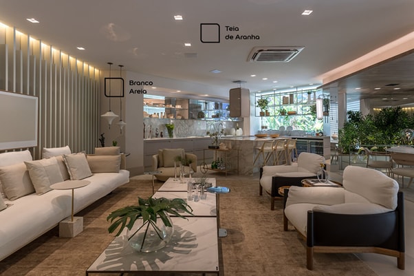 Sala de estar decorada com as tintas Coral Branco Areia na parede e Teia de Aranha no teto, utilizado pela arquiteta Aline Cangussu no Casacor Bahia 