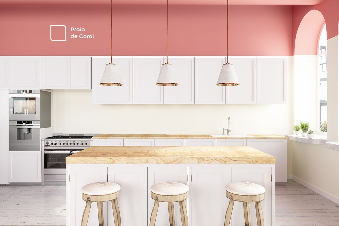 Cores quentes e de personalidade trazem calor, alegria e descontração aos ambientes, como nessa cozinha com paredes pintadas na cor Praia de Coral. Que combinou super com a bancada neutra.