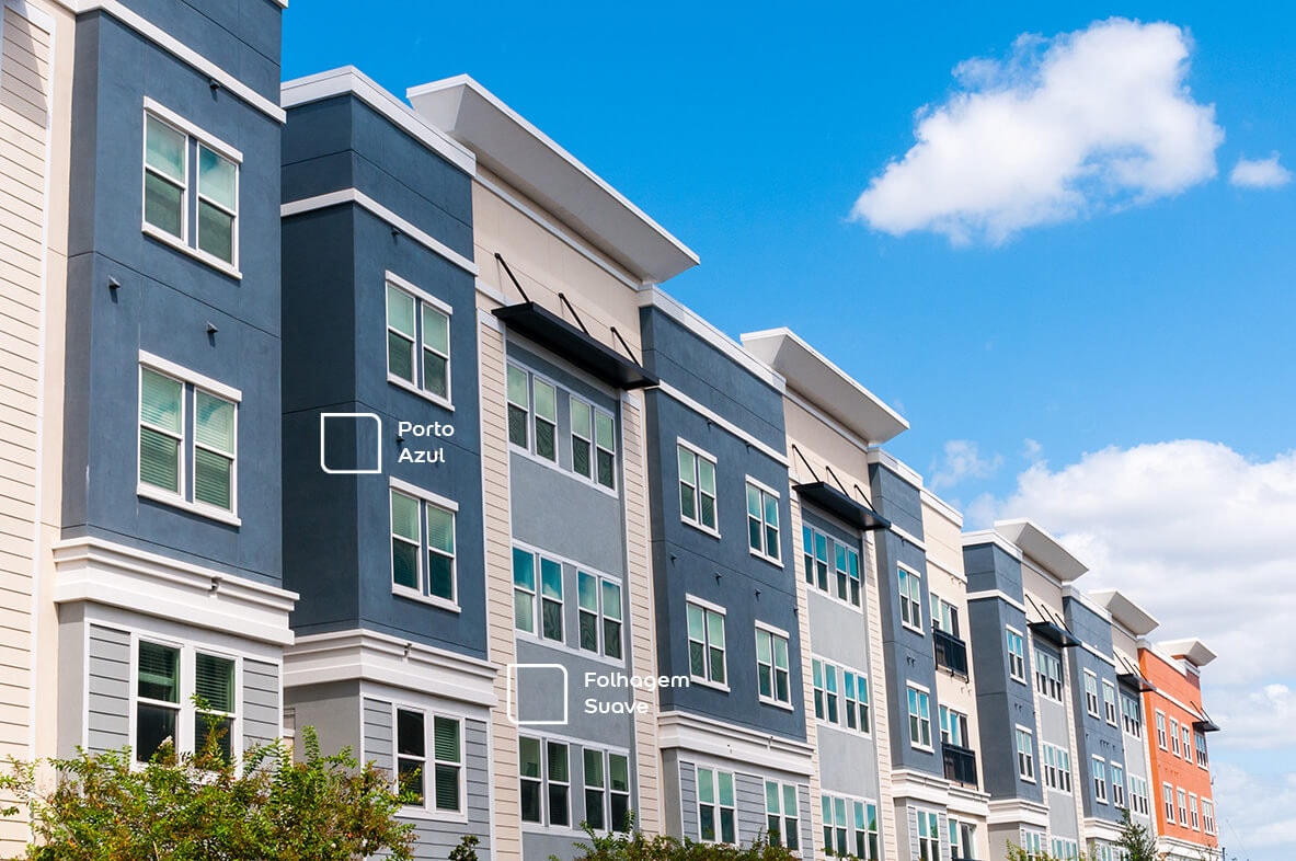 Fachada renovada com as cores Folhagem Suave e Porto Azul da Tintas Coral, num efeito lindo de tom sobre tom 