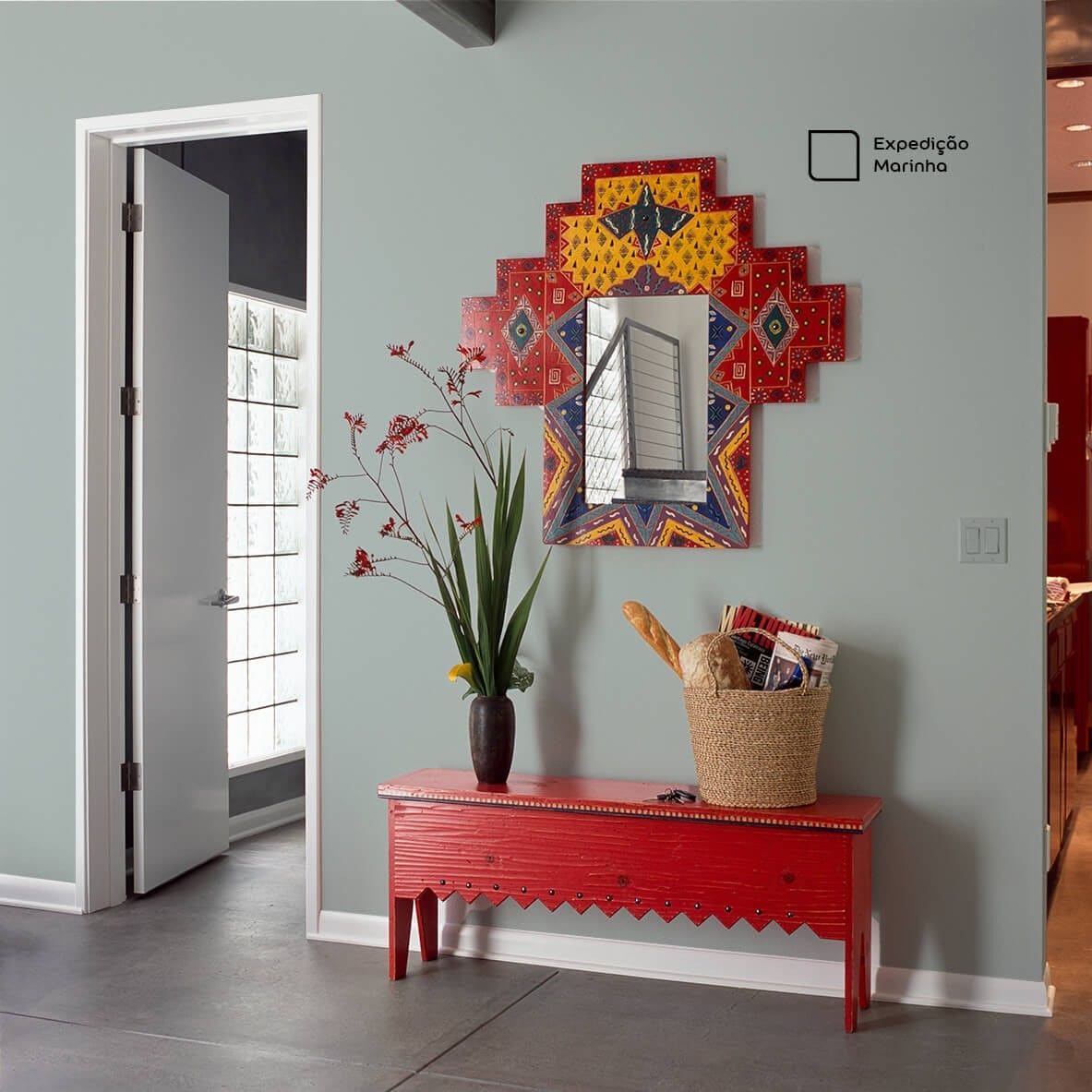 Em quartos pequenos, destacar a parede toda atrás da cama com uma tinta mais forte é uma boa alternativa. Utilizamos a cor Verde Piscina.