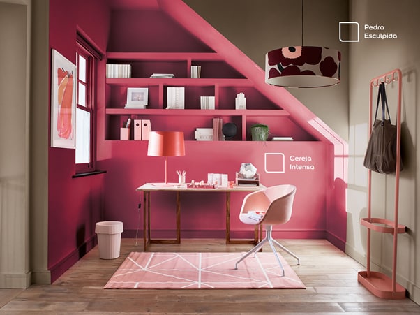 Hall de entrada decorado com parede pintada na cor Pedra Esculpida e na cor Cereja Intensa da Tintas Coral. O neutro da primeira cor combinou muito bem com o rosa trazendo um ar elegante para o ambiente.