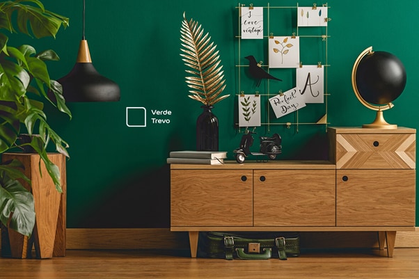 A combinação da parede na cor Verde Trevo com tons terrosos e neutros quentes traz sentimento de aconchego e segurança ao lar