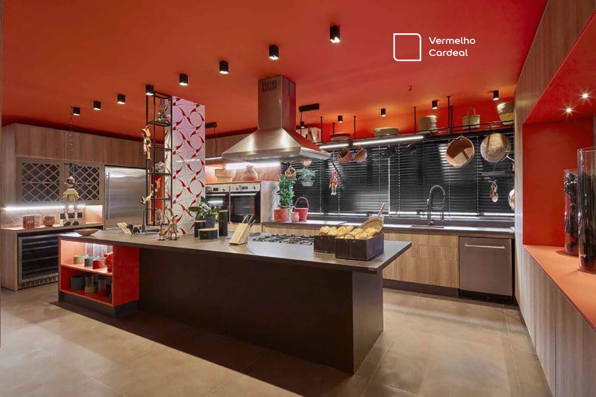Cozinha renovada com a cor Vermelho Cardeal da Tintas Coral no teto. O tom intenso trouxe muito mais alto astral para a cozinha da Casacor Goiás.