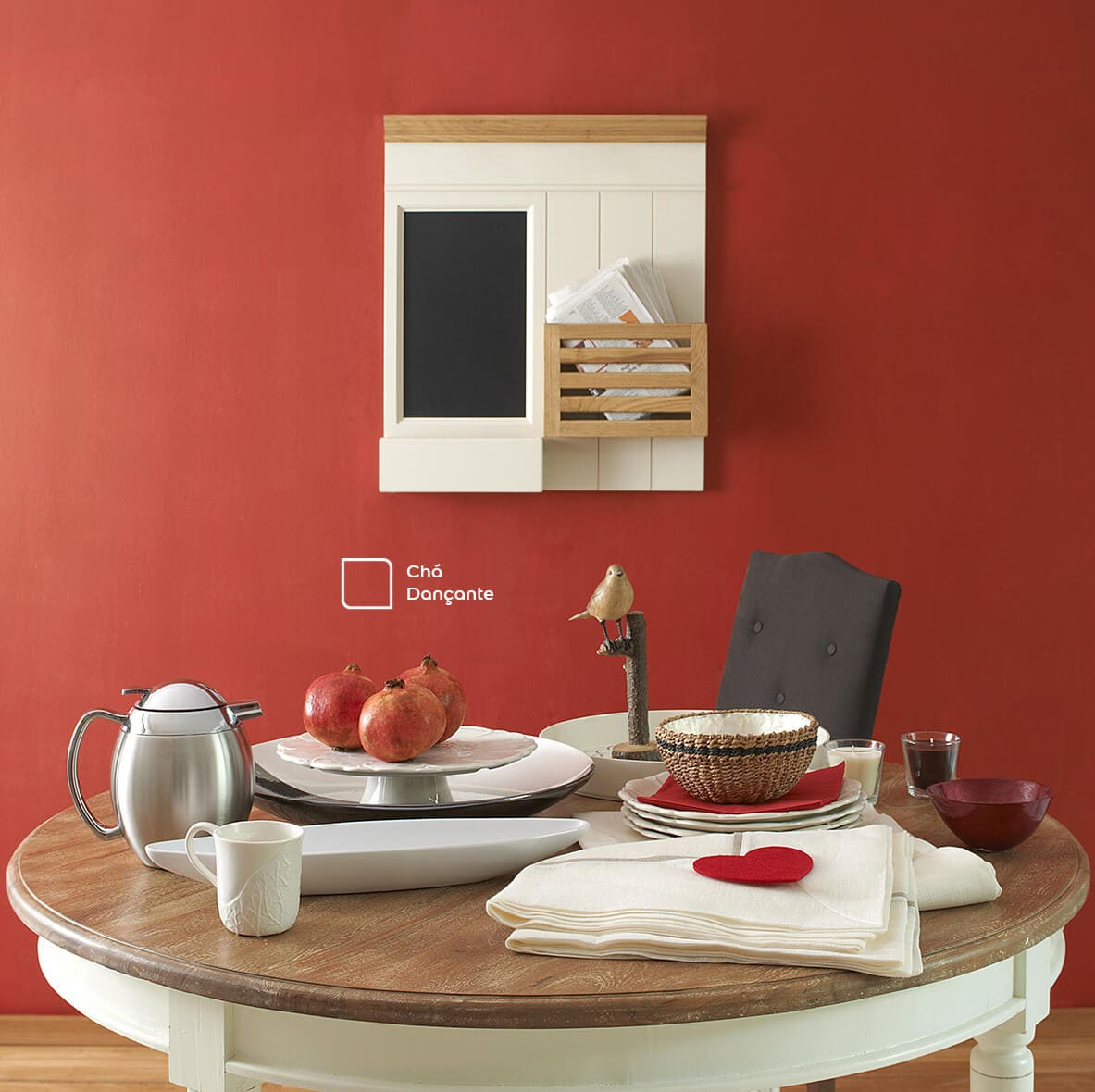 Cozinha renovada com a cor Chá Dançante da Tintas Coral. O vermelho da parede ficou incrível com a madeira da mesinha de café.