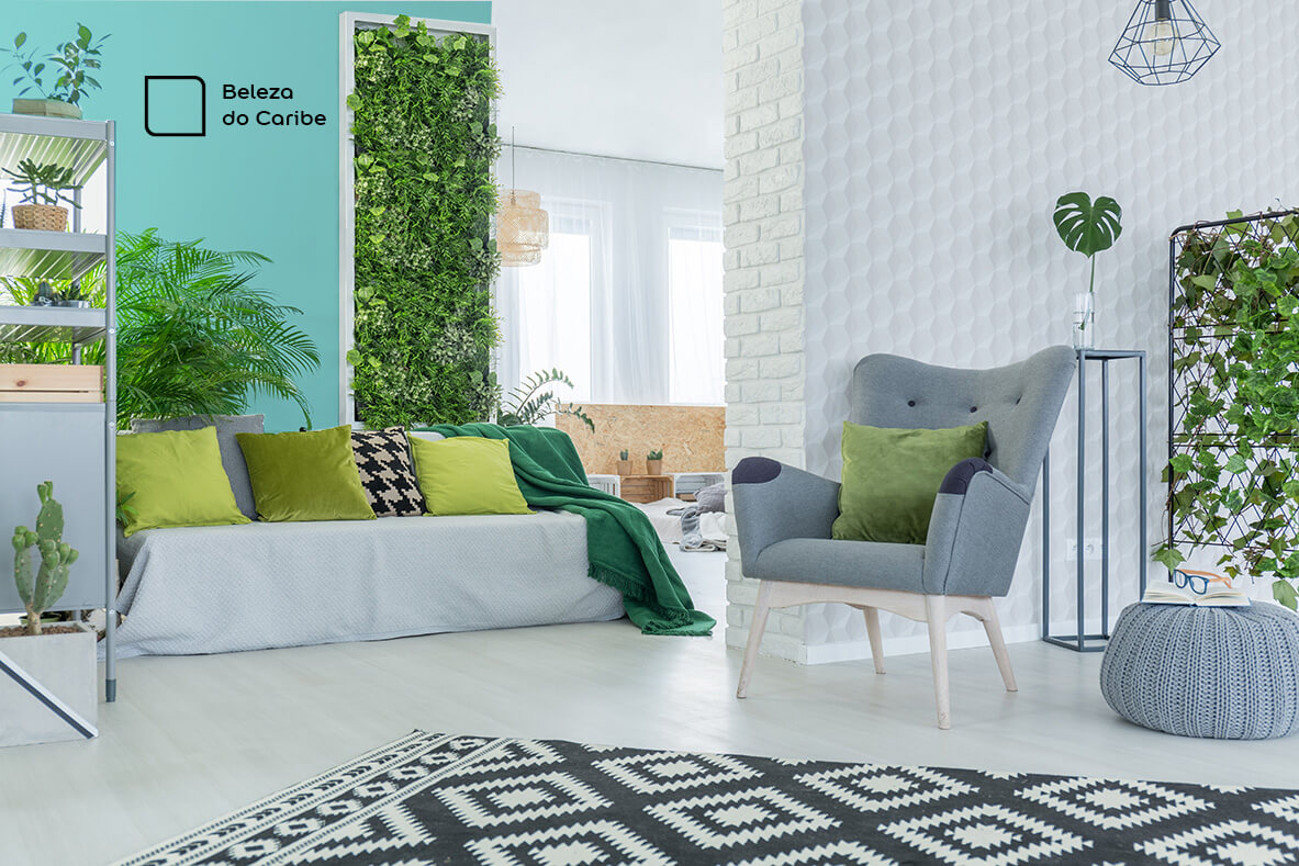 Sala de estar renovada com a cor Beleza do Caribe da Tintas Coral. O azul da parede ficou incrível com as almofadas esverdeadas. 