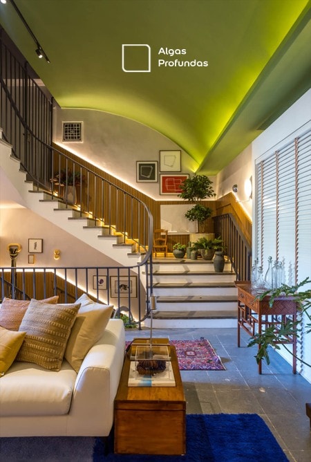 Ambiente criado para a CASACOR São Paulo, onde a cor Coral Algas Profundas da Tintas Coral foi utilizada no teto. Feito pelo escritório Weiss Arquitetura, o espaço é inspirado na cultura brasileira para remeter às águas.