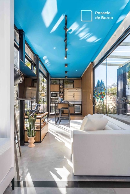 Ambiente criado para a CASACOR Balneário Camboriú, com a cor Passeio de Barco da Tintas Coral. O Azul do teto lembra o céu e combina com os móveis brancos perfeitamente  