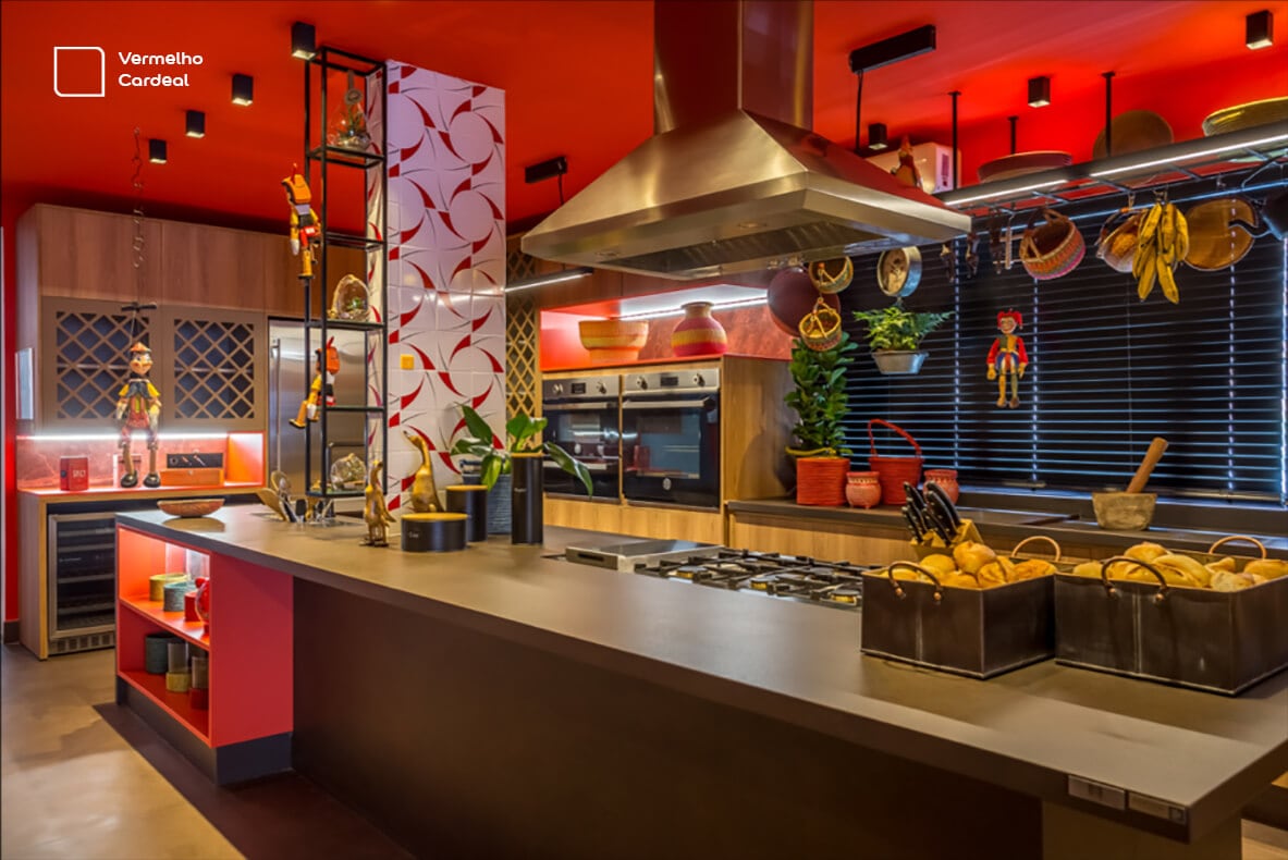 Ambiente criado pela arquiteta Regina Amaral para a CASACOR Goiás, com a cor Vermelho Cardeal da Tintas Coral. O teto colorido em vermelho super combinou com a cozinha e os azulejos brancos.