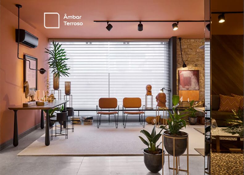 Ambiente criado para a CASACOR Goiás, com a cor Âmbar Terroso. As arquitetas Aline Albieri, Fátima Mesquita e Márcia Albiéri criam um ambiente de home office onde a parede e o teto foram pintados com a mesma tonalidade de laranja, trazendo mais sofisticação ao ambiente
