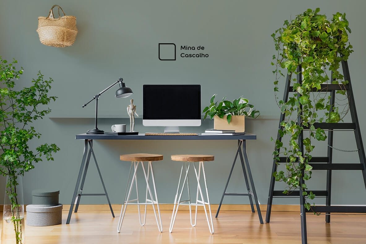 Home office renovado com a cor Mina de Cascalho da Tintas Coral. O tom acinzentado super combinou com os móveis escuros. 