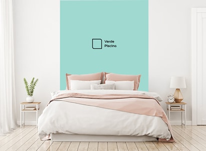 Em quartos baixos, pintar uma faixa vertical na parede detrás da cama gera a impressão de um ambiente mais alto. Utilizamos a cor Verde Piscina.