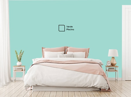 Em quartos pequenos, destacar a parede toda atrás da cama com uma tinta mais forte é uma boa alternativa. Utilizamos a cor Verde Piscina.