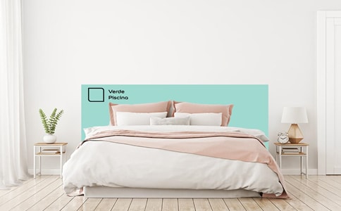 Se o quarto for quadrado, a dica é pintar um retângulo em uma cor diferente da parede para formar a cabeceira da cama, passando cerca de 30 centímetros das laterais da cama. Neste ambiente foi utilizada a cor Verde Piscina.