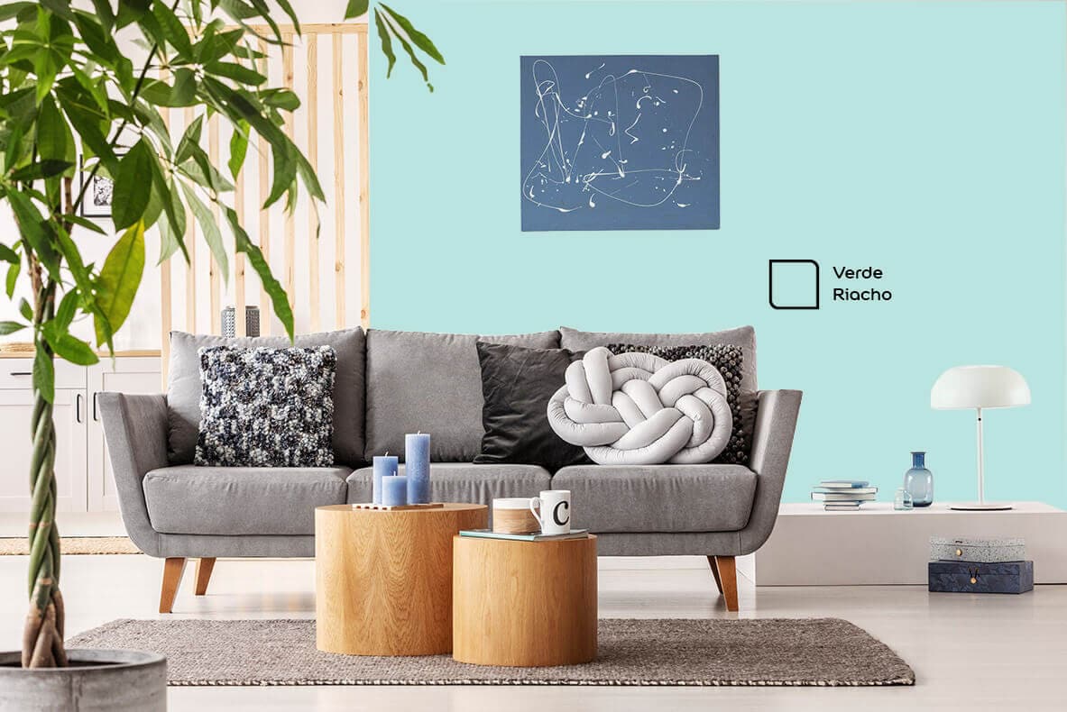 Sala de estar renovada com a cor Verde Riacho da Tintas Coral. A cor combinou super com o sofá cinza e a mesinha de centro em madeira.