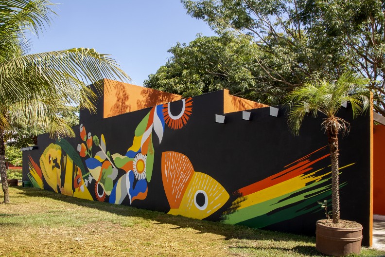 Painel da muralista Bromou para a fachada dos banheiros de Janelas CASACOR Tocantins