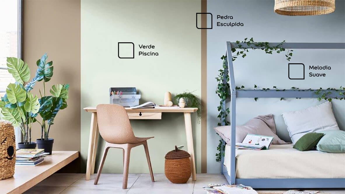 Ambiente combinado entre Sala de estar e home office renovado com as cores Verde Piscina, Pedra Esculpida e Melodia Suave da Tintas Coral. As listras verticais dão a sensação de um ambiente mais alto. 