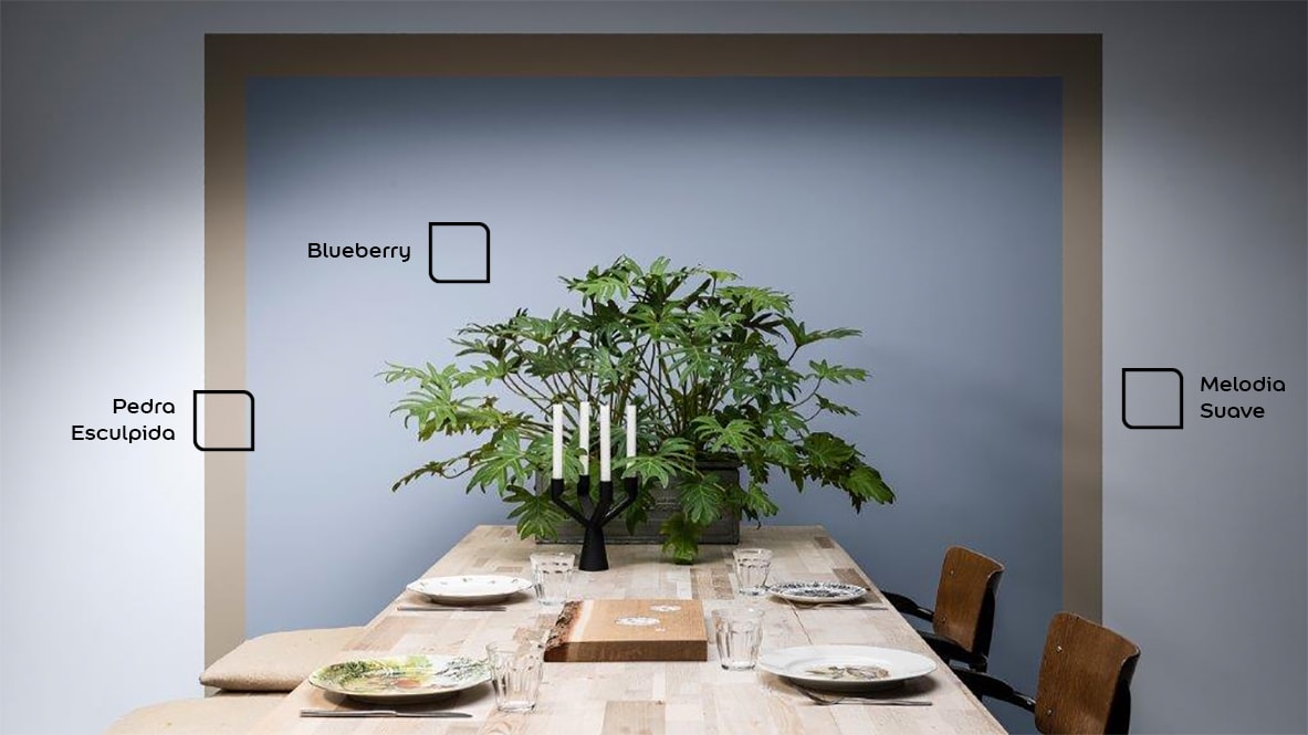 Sala de jantar renovada com as cores Pedra Esculpida, Melodia Suave e Blueberry da Tintas Coral. Ao formar um quadrado na pintura, essa composição traz mais profundidade ao ambiente. 