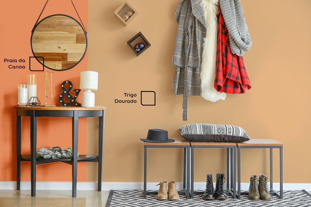 Hall de entrada renovado com as cores Praia da Canoa e Trigo Dourado da Tintas Coral. Essa composição formou uma meia parede vertical que trouxe mais harmonia ao ambiente.