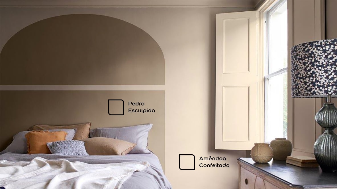 Quarto de casal transformado com um arco na parede, utilizando as cores Pedra Esculpida (cor do ano de 2021) e Amêndoa Confeitada da Tintas Coral. As cores trouxeram muita elegância para esse cômodo.