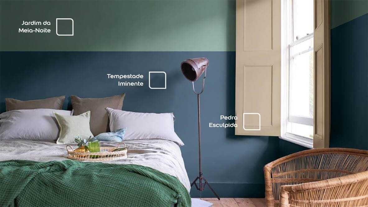 Meia parede pintada no quarto do casal com as cores Jardim da Meia-Noite e Tempestade Iminente em composição com a cor Pedra Esculpida (cor do ano de 2021 da Coral) da janela. O Ambiente ficou incrível!