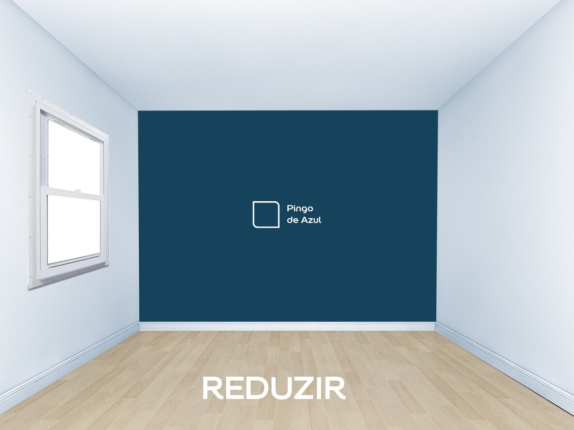 Quarto renovado com paredes claras e apenas a parede do fundo escura dá a ideia de redução de espaço. Na parede do fundo foi utilizada a cor Pingo de Azul da Tintas Coral.