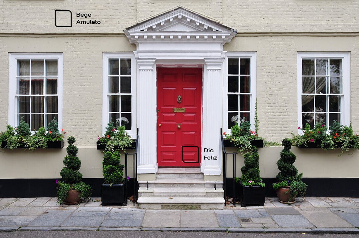 Porta de entrada renovada com a cor Dia feliz e parede na cor Bege Amuleto da Tintas Coral. O tom vermelho combinou super com a fachada neutra.