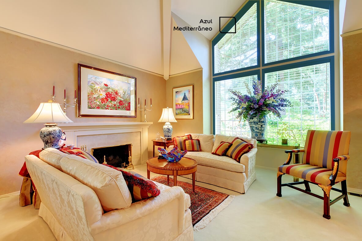 Janela renovada com a cor Azul Mediterrâneo da Tintas Coral. O azul mais intenso da janela super combinou com as paredes neutras e o sofá clarinho. 