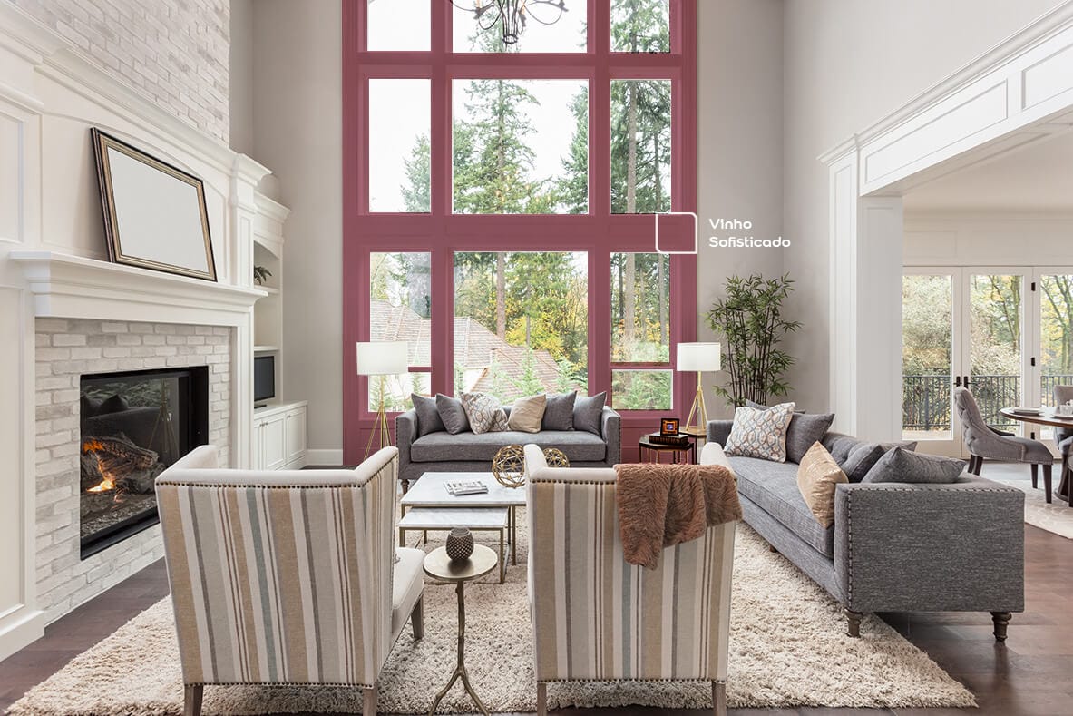 Janela renovada com a cor Vinho sofisticado da Tintas Coral. Essa tonalidade combinou perfeitamente com as paredes mais claras e os móveis em cinza. 