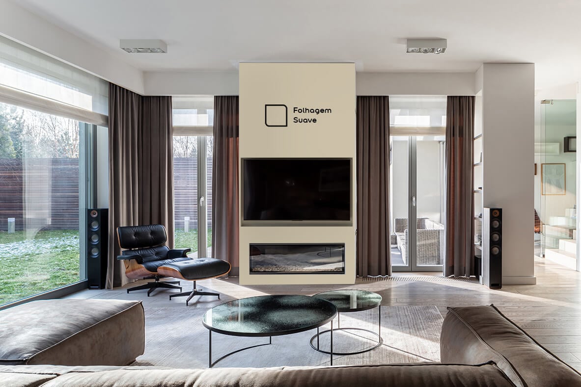 Sala de TV renovada com a cor Folhagem Suave da Tintas Coral. O ambiente ficou muito mais elegante e o tom neutro super combinou com a decoração marrom.