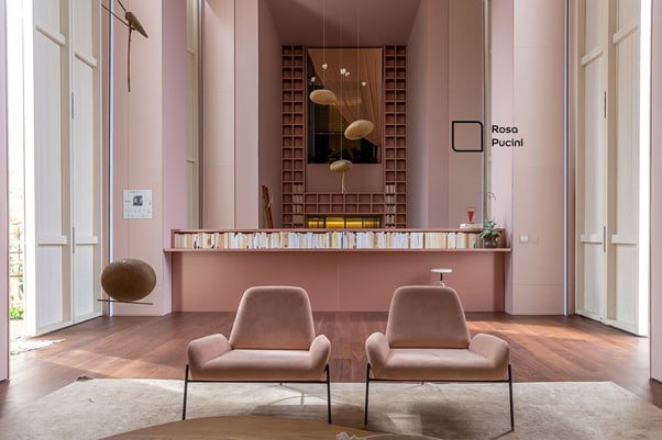 Terraço Aurora decorado com parede pintada na cor Rosa Puccini da Tintas Coral, criado pela BC Arquitetos para a mostra Casacor em São Paulo