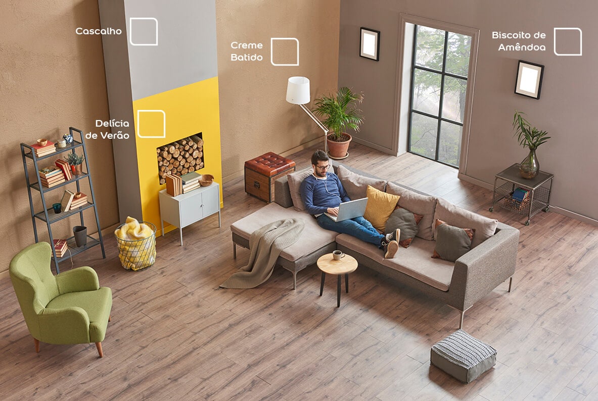 Ambientes mais coloridos sugerem um morador bem-humorado. Essa sala de estar utiliza a combinação das cores Biscoito de Amêndoa, Creme Batido, Cascalho e Delícia de Verão da Tintas Coral