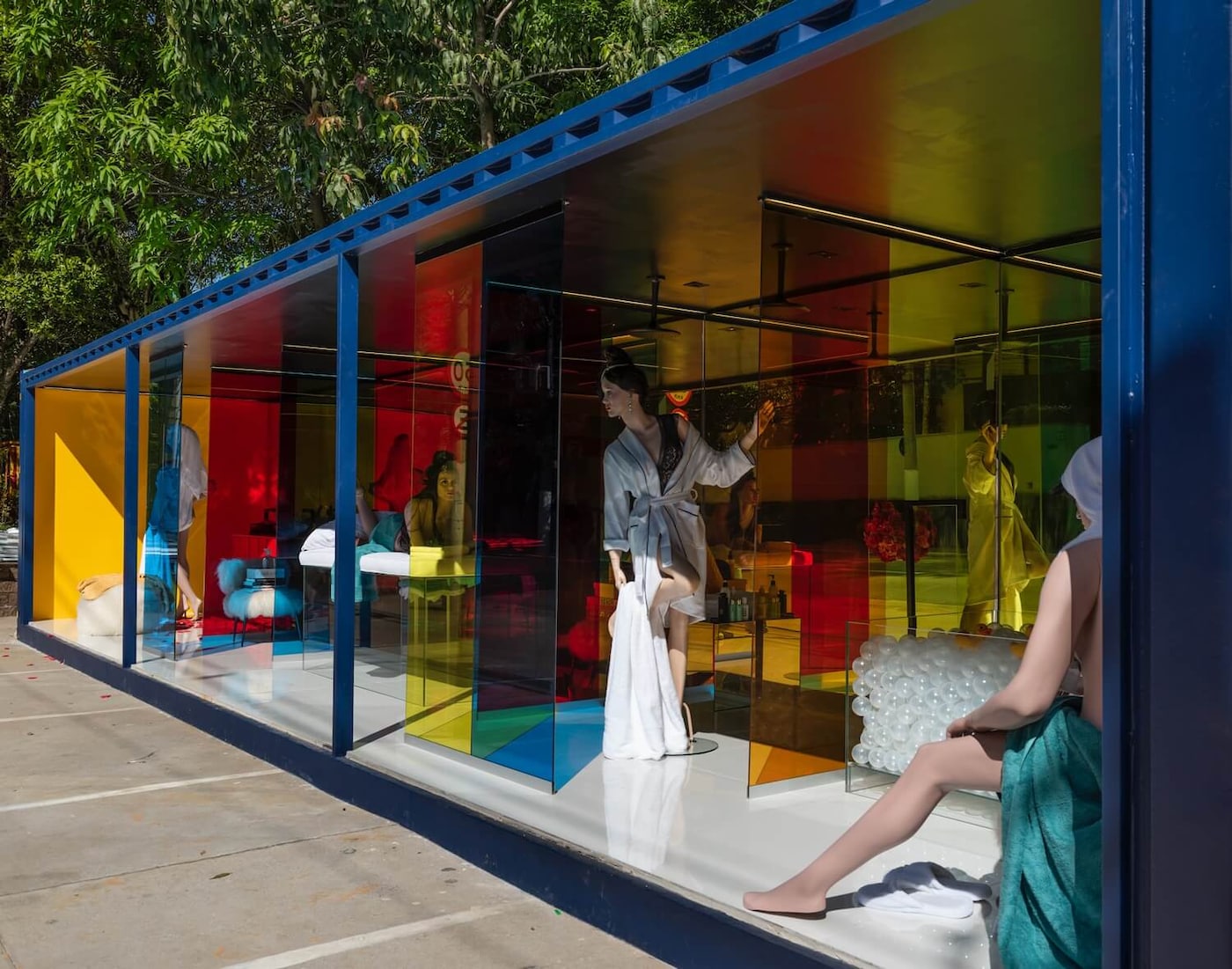 Exposição de manequins com parede em tons de amarelo.