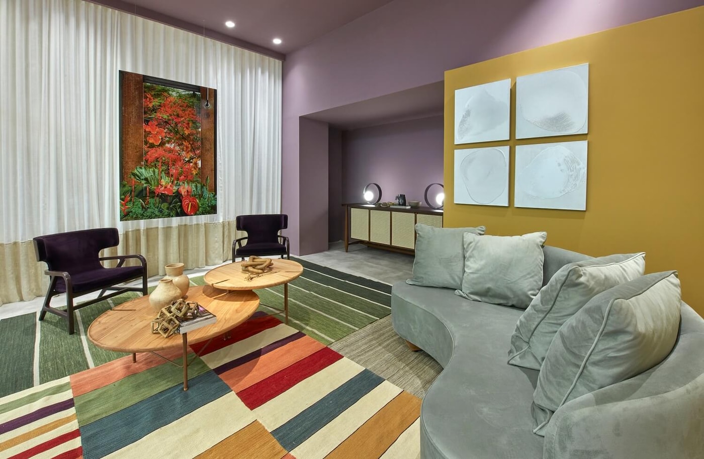 Sala decorada com parede em tons de amarelo.