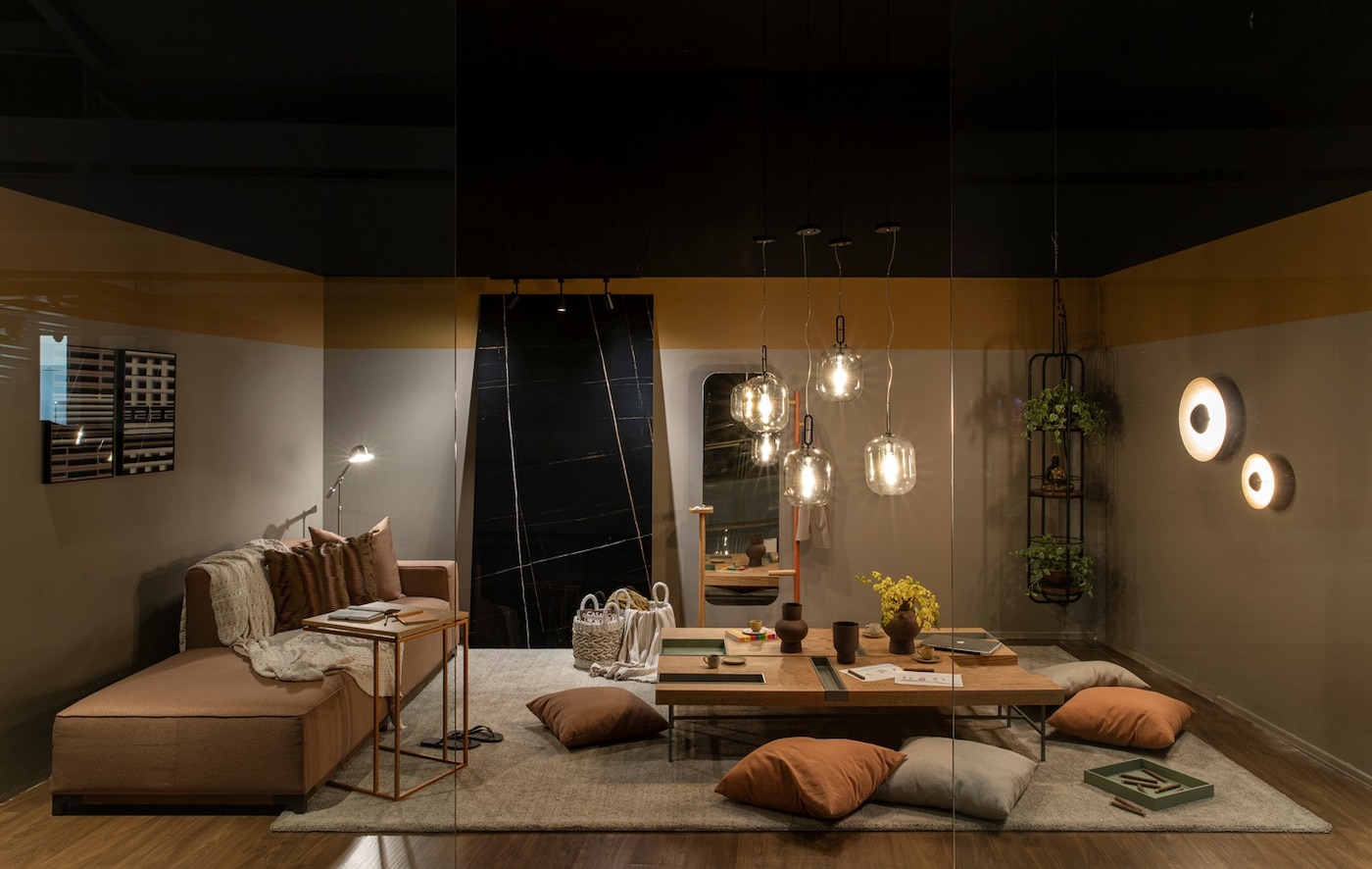 Sala decorada com parede em tons de amarelo.