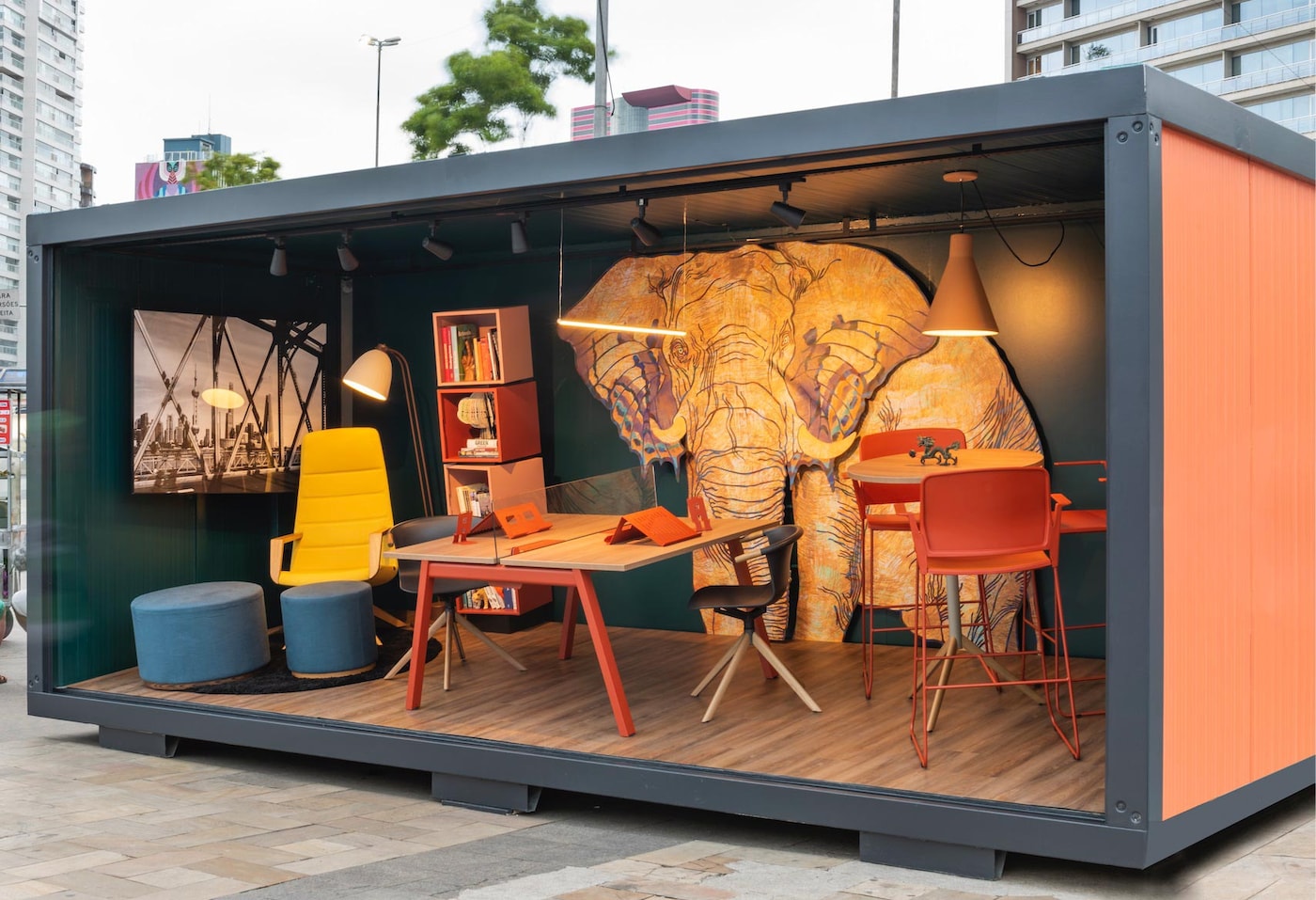 Container com Home Office decorado com parede Tintas Coral casacor 2020.