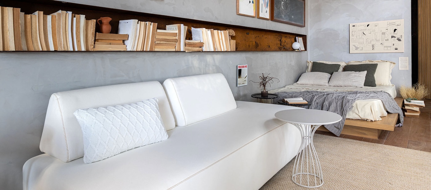 Loft decorado com parede Tintas Coral casacor 2020.