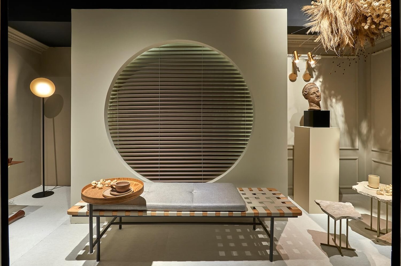 Ambiente decorado na CASACOR 2020 com as Tintas Coral em tons neutros.