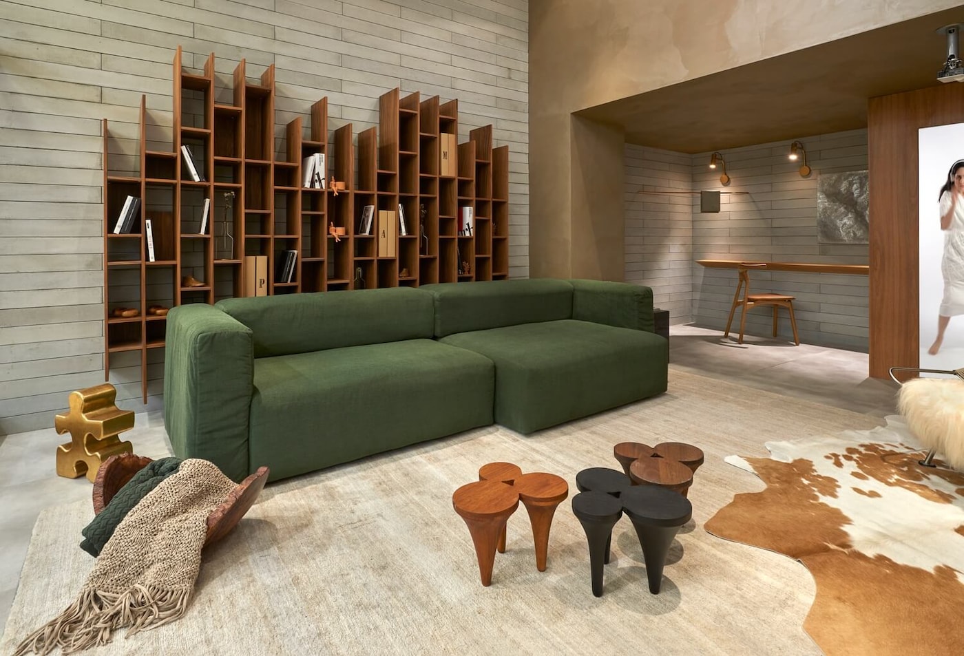 Sala decorada na CASACOR 2020 com as Tintas Coral em tons neutros.