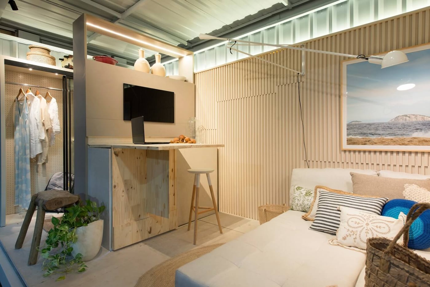 Quarto decorado na CASACOR 2020 com as Tintas Coral em tons neutros.