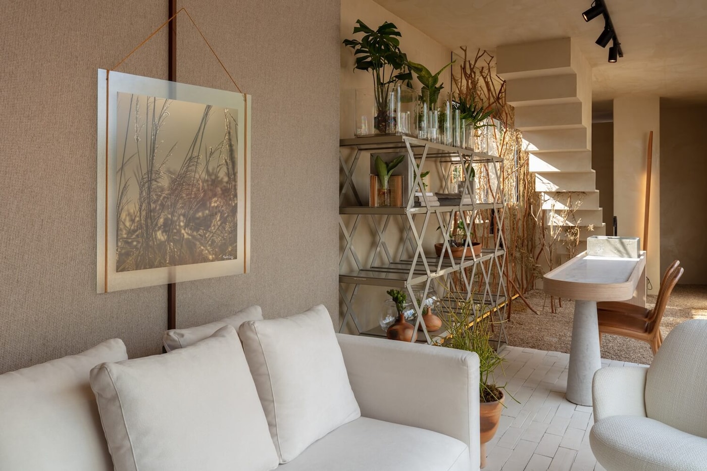 Sala decorada na CASACOR 2020 com as Tintas Coral em tons neutros.