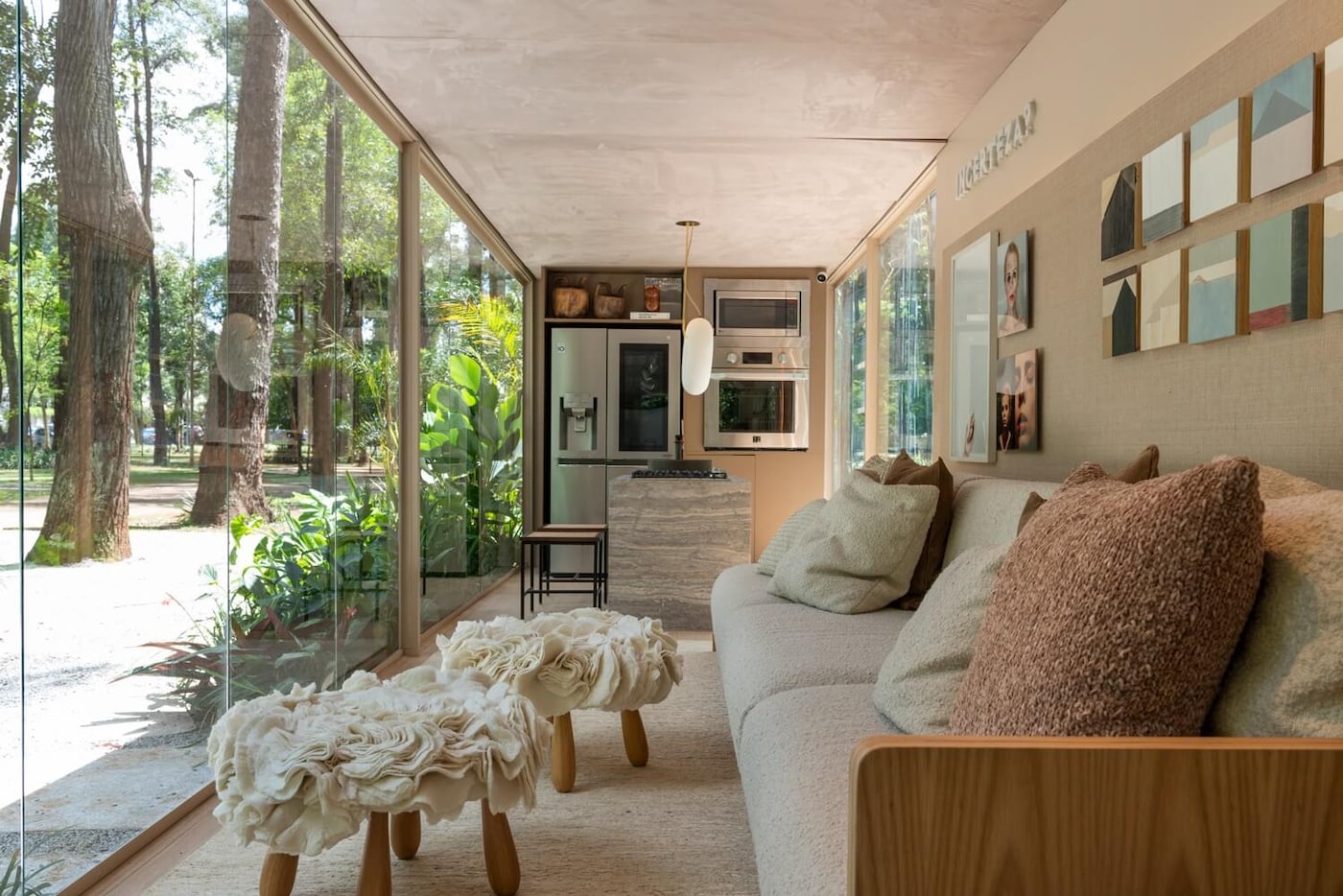 Sala integrada com varanda decorada na CASACOR 2020 com as Tintas Coral em tons neutros.