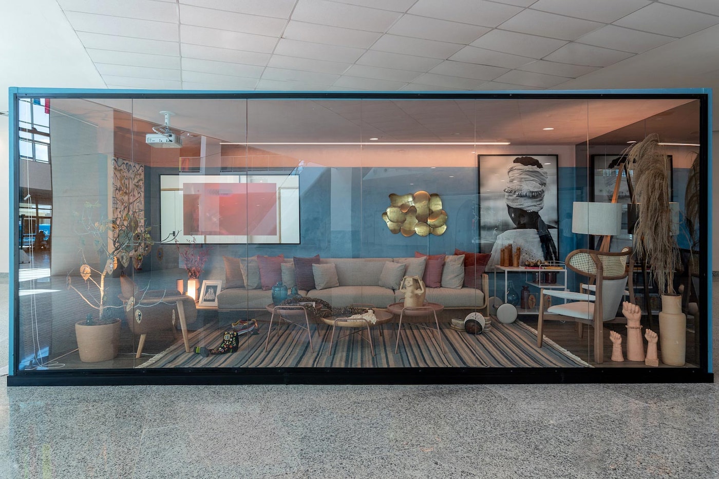 Sala decorada com paredes Tintas Coral casacor 2020.