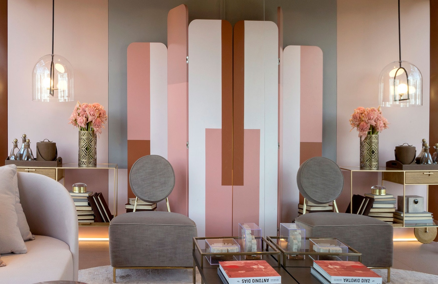 Sala decorada com parede Tintas Coral casacor 2020.