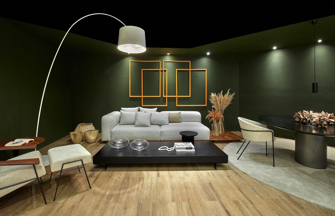 Sala decorada com paredes Tintas Coral casacor 2020 tons verdes.