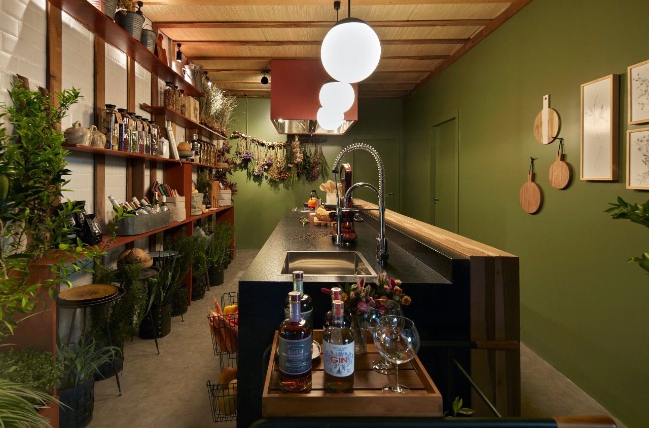 Cozinha decorada com parede Tintas Coral casacor 2020 tons verdes.