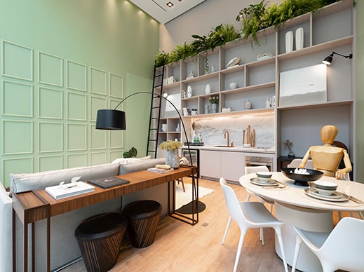 Sala e cozinha integrada decorada com parede Tintas Coral casacor 2020 tons verdes.