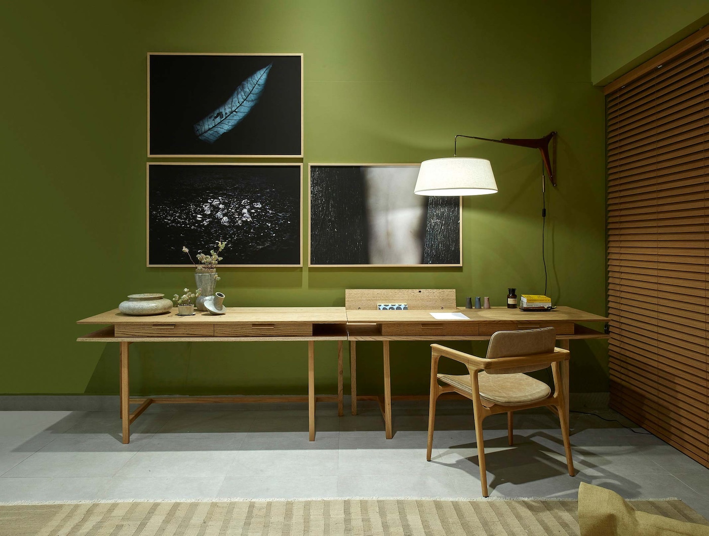 Ambiente decorado com parede Tintas Coral casacor 2020 tons verdes.